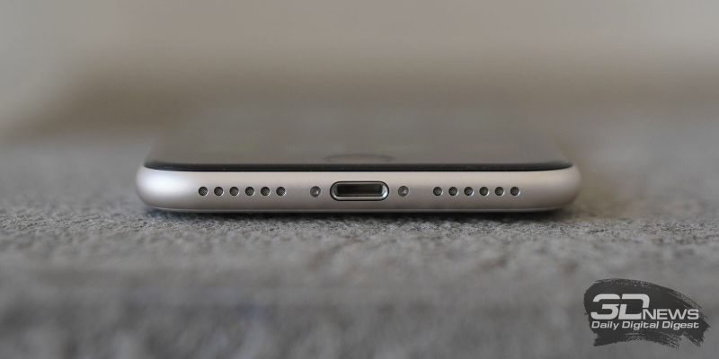  Apple iPhone SE (2022), нижняя грань: порт Lightning, микрофон и основной динамик 