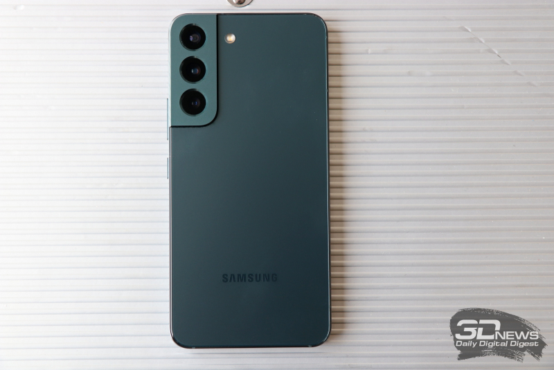  Samsung Galaxy S22, задняя панель: в углу — блок с тремя тыльными камерами и одинарной светодиодной вспышкой 