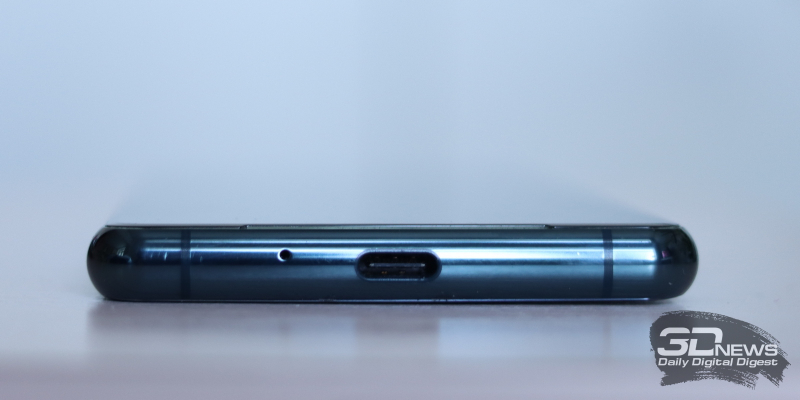  Sony Xperia 5 III, нижняя грань: порт USB Type-C и микрофон 