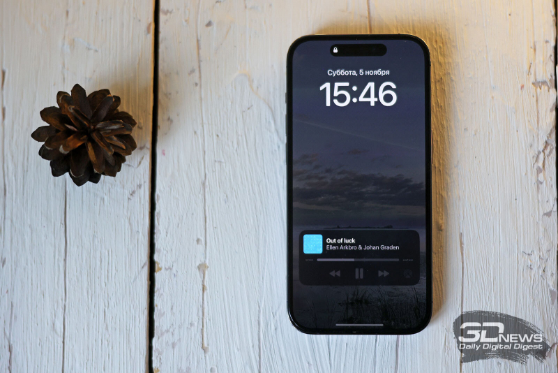  iPhone 14 Pro, лицевая панель (активирован режим Always_n Display): в верхней части экрана — островок с фронтальной камерой и датчиком глубины/Face ID; выше, на кромке — разговорный динамик 